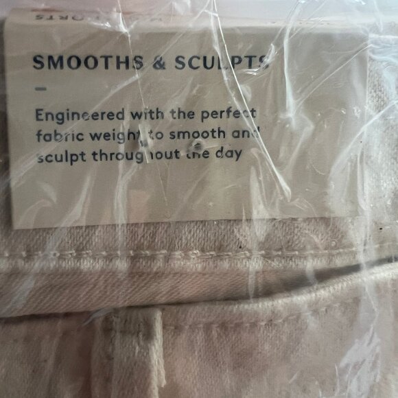 Universal Thread Women's Plus Size High-Rise Midi Jean Shorts Off-White 20W - Picture 4 of 5